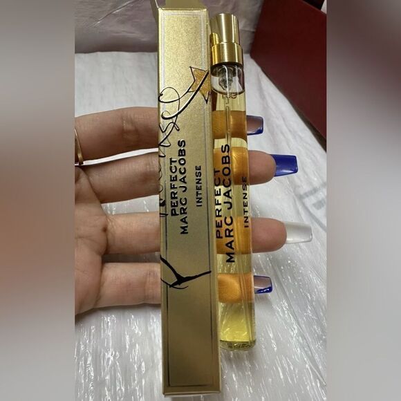 Marc Jacobs Perfect Intense
Travel Spray - Luxurious Elegance in Your Po… - Picture 12 of 17